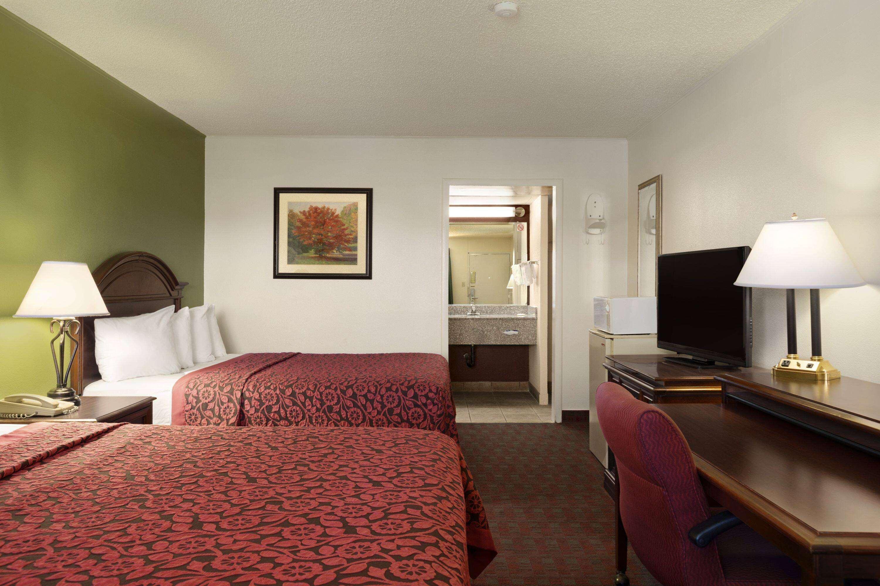 Room, 2 Double Beds, Parking Lot View