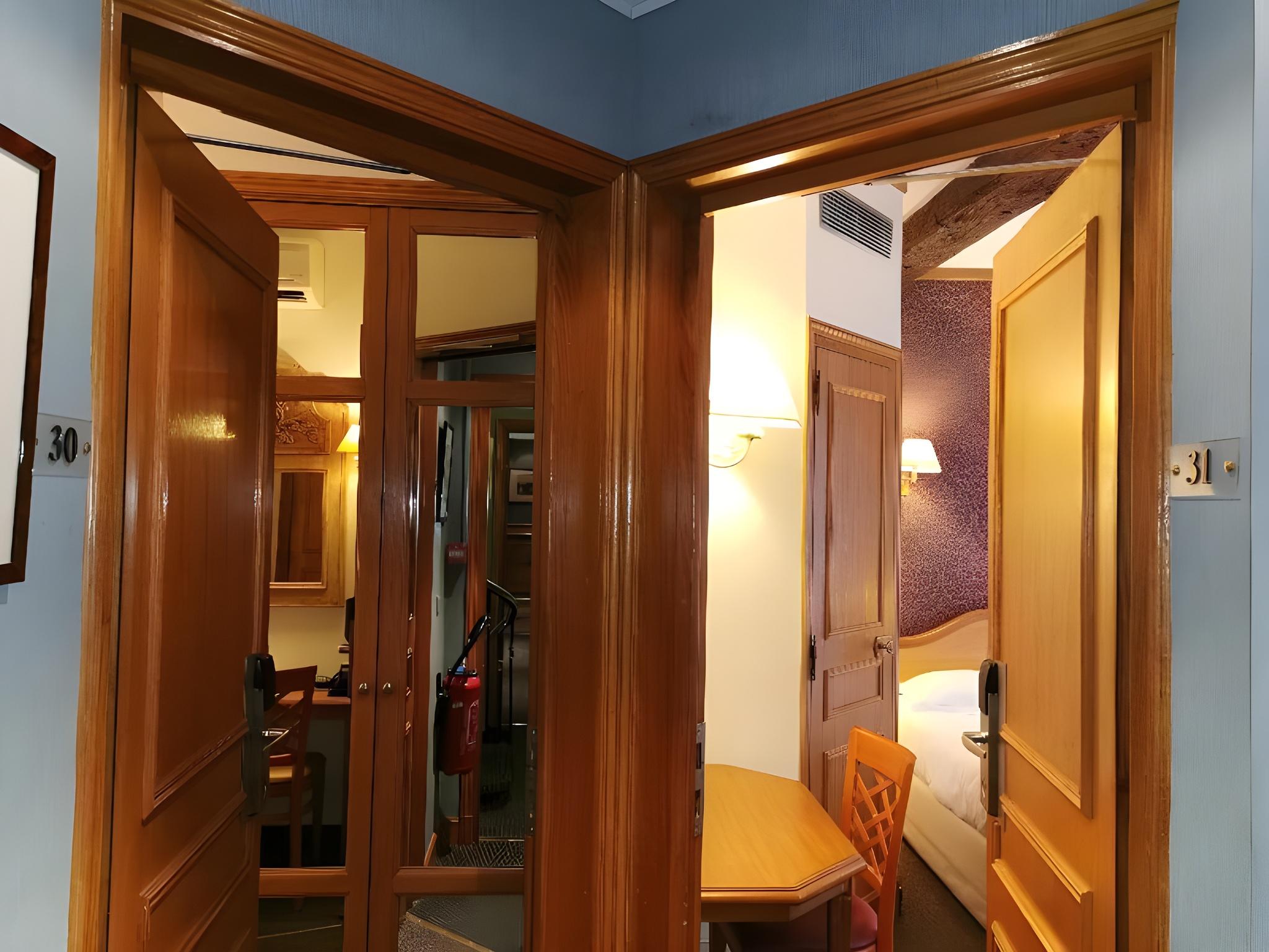 Adjoining, 2 Queen Beds