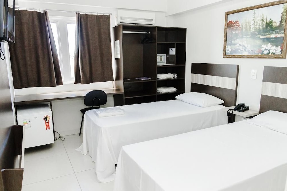 LA VITRE HOTEL 8/30