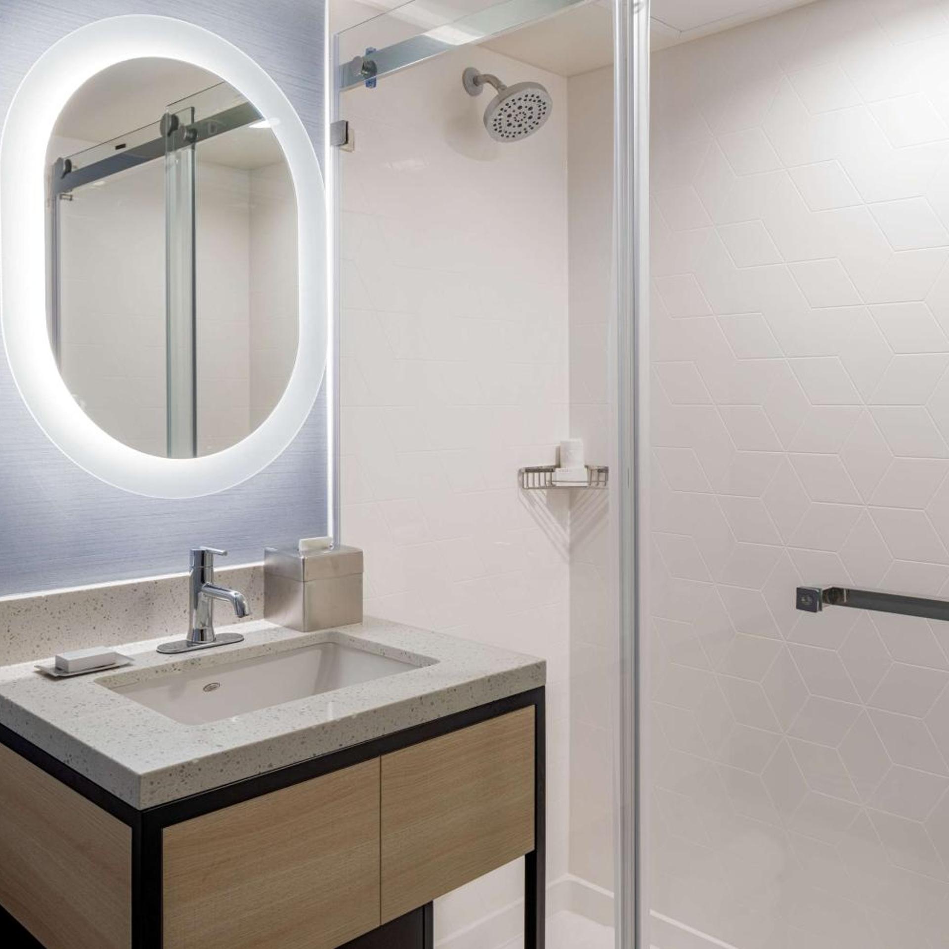 غرفة بسرير كينج مع أريكة، Hilton Garden Inn Dana Point Doheny Beach 6/6