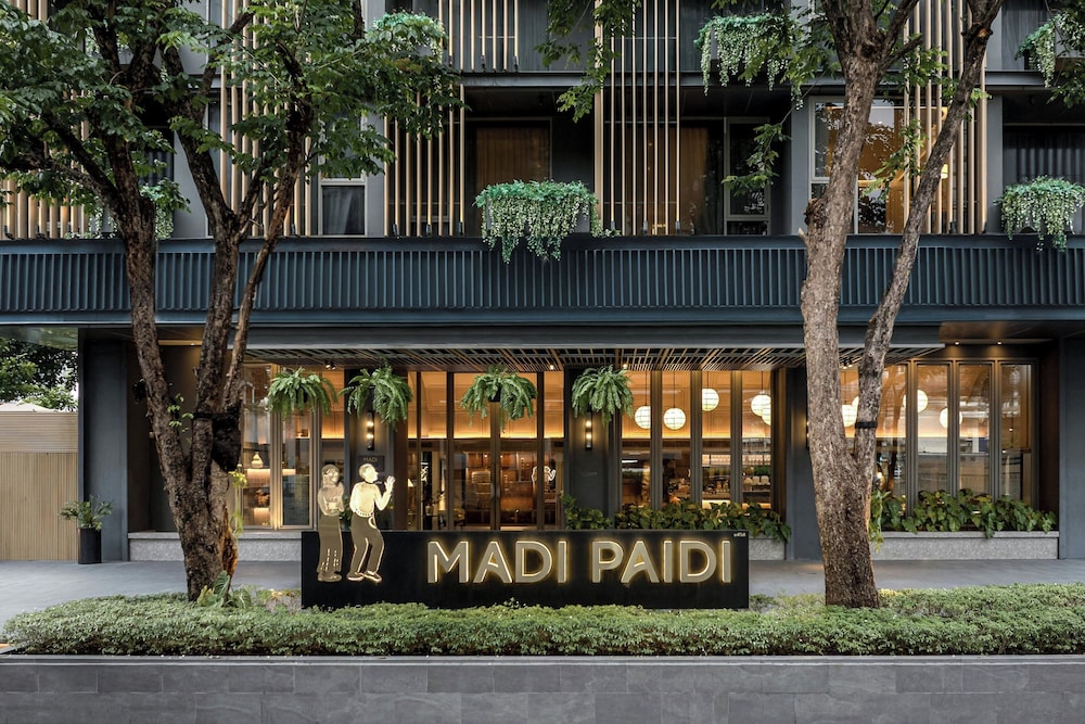 Madi Paidi Bangkok, Autograph Collection 2/49