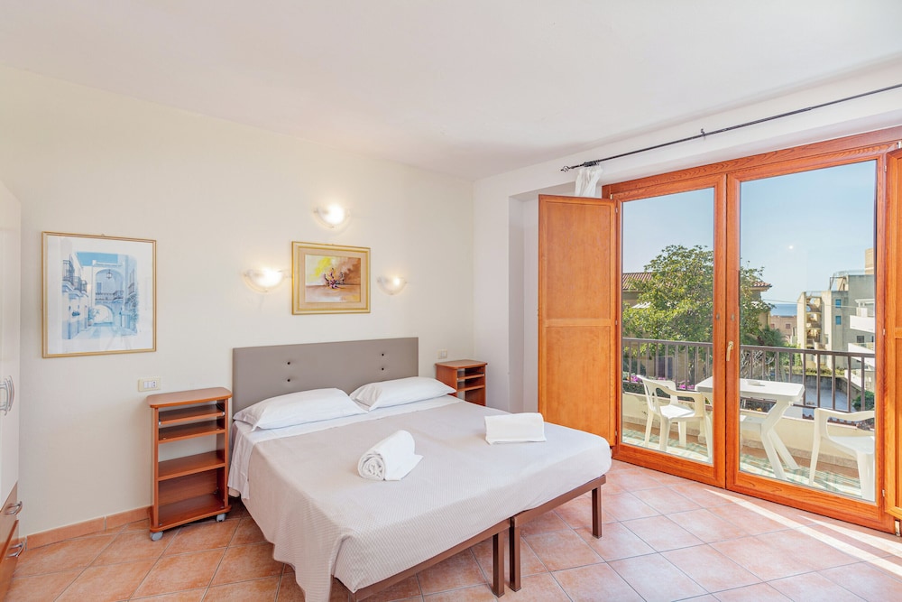 CLASSIC, DOUBLE BED, PARTIAL SEA VIEW