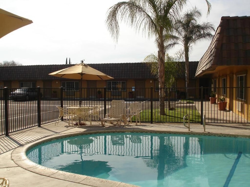 Rodeo Lodge (ex Americas Best Value Inn and Suites-Clovis/Fresno) 1/59