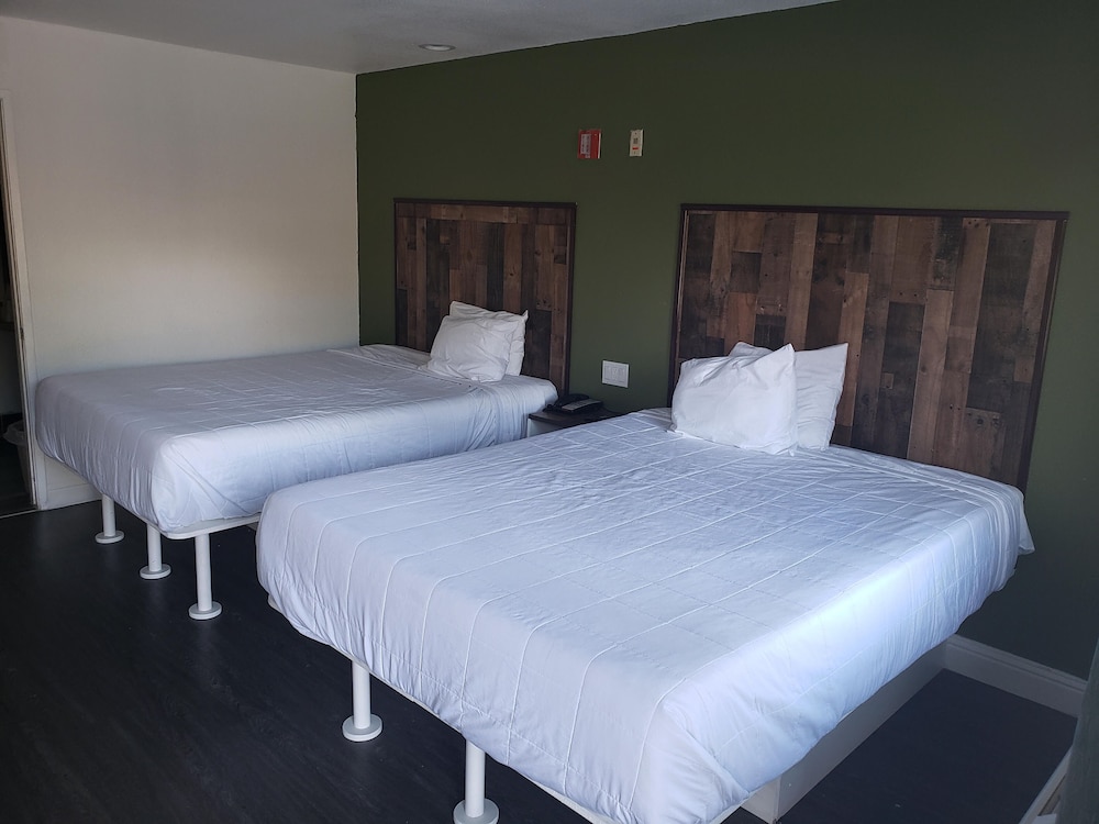 BASIC, 2 QUEEN BEDS