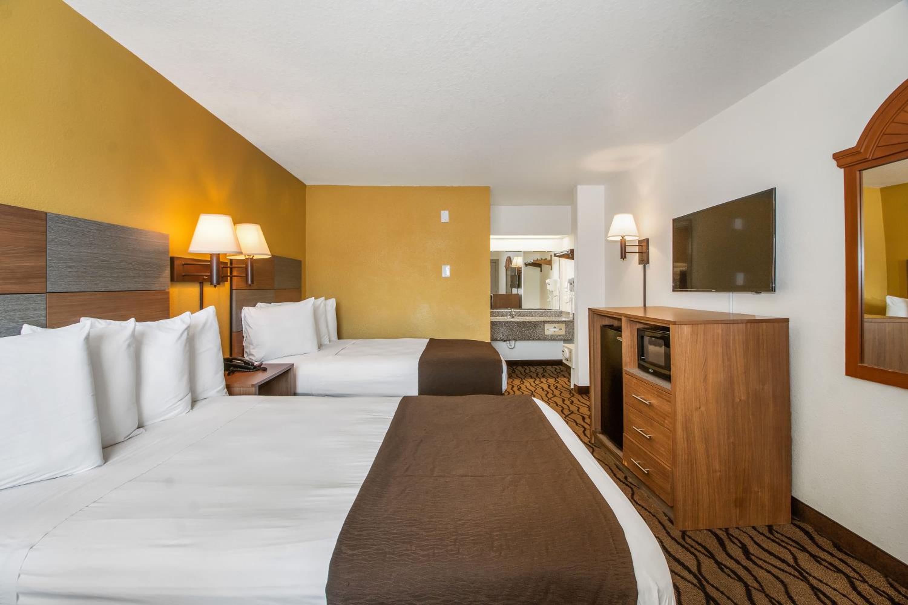 2 Full Beds - Non-Smoking, Micfridger