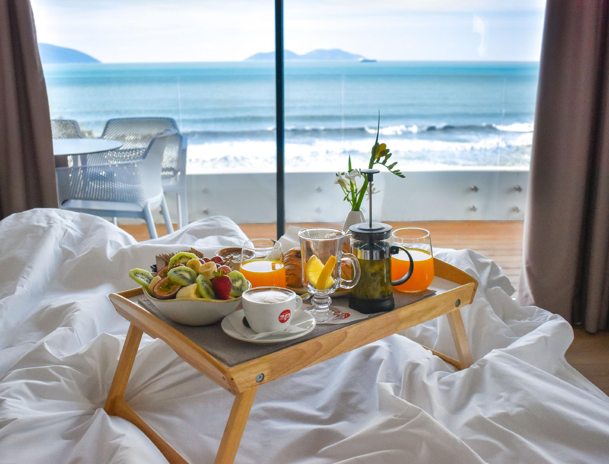 Yacht Hotel 15/28