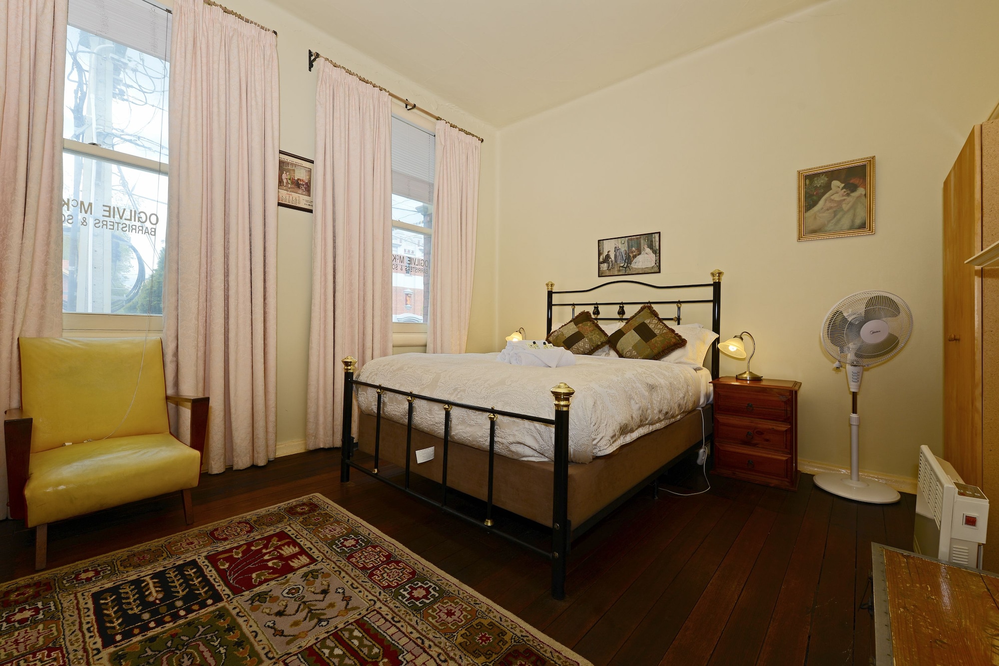 1 BEDROOM, SUITE, QUEEN BED, SHARED BATHROOM
