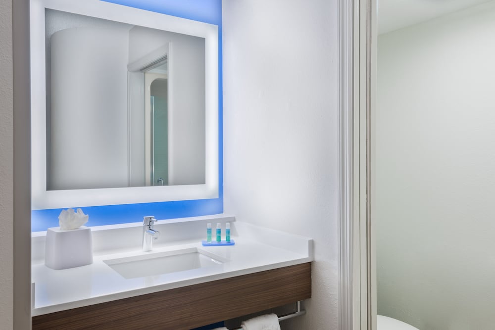 Holiday Inn Express & Suites Nearest Universal Orlando 16/48