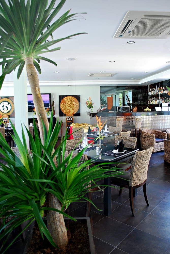 PALM GROVE RESORT 18/42