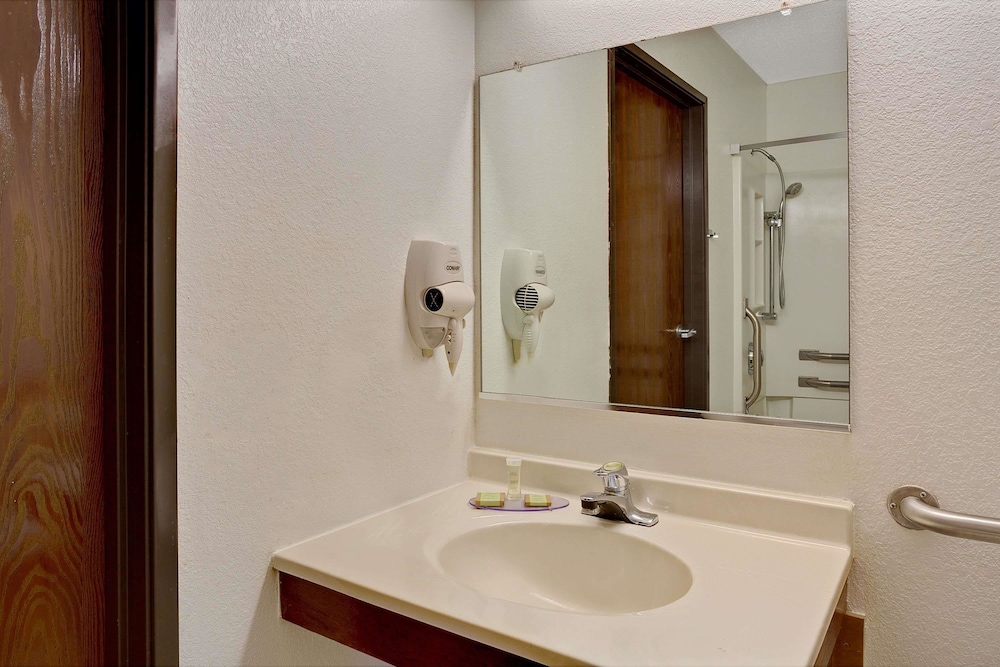 Super 8 by Wyndham Newport News/Jefferson Ave. 11/36