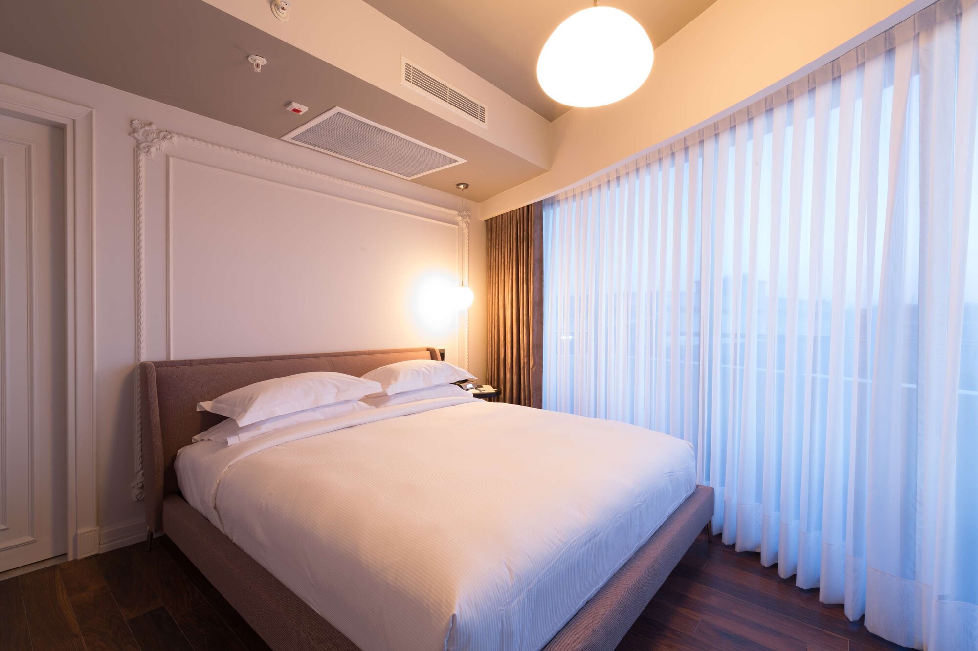 JUNIOR SUITE, KING BED