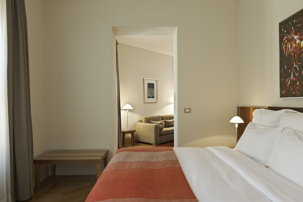 Tomtom Suites 10/83