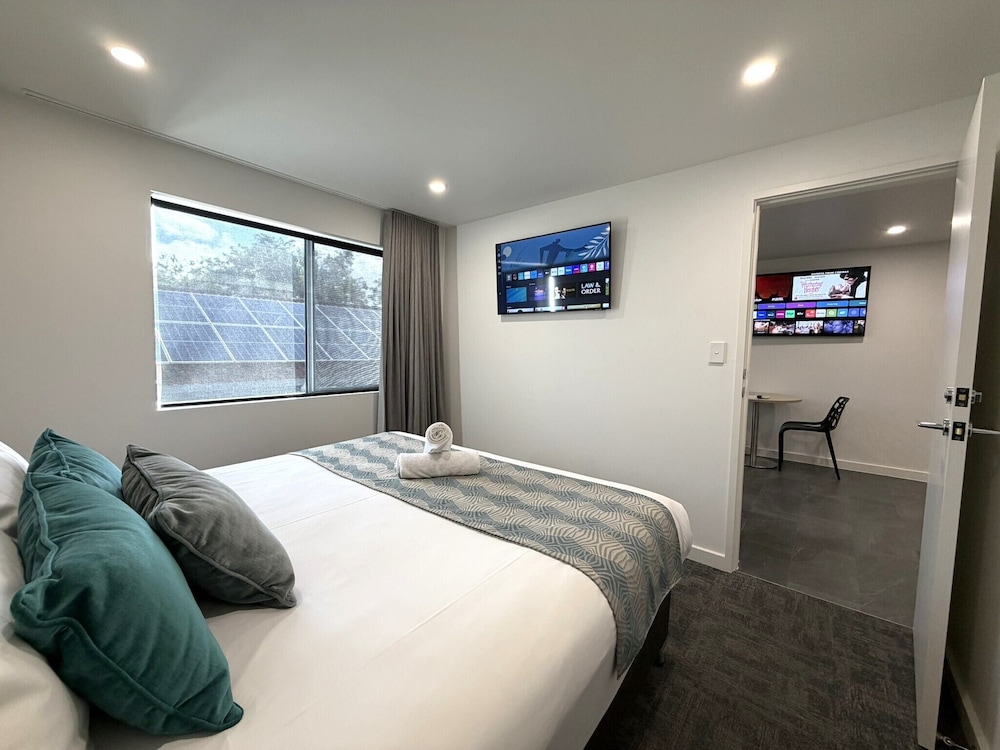 1 BEDROOM, APARTMENT, KING BED