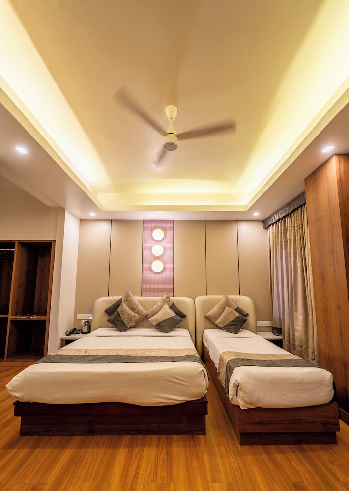 AISHWARYA RESIDENCY 36/70