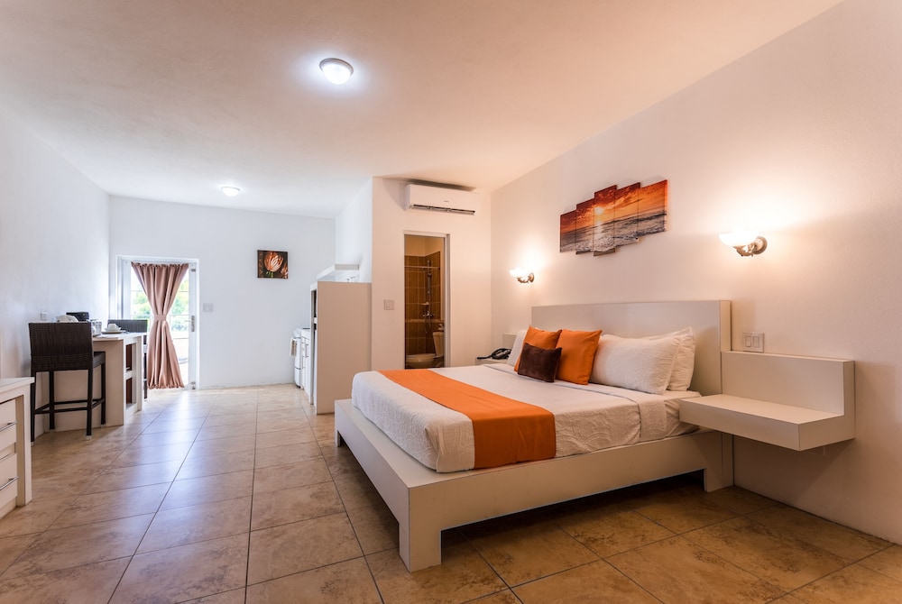 1 Bedroom, Suite, King Bed, Resort View, Kitchenette 6/10