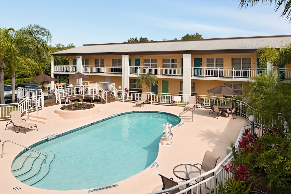 Super 8 by Wyndham Ellenton Bradenton Area 3/29