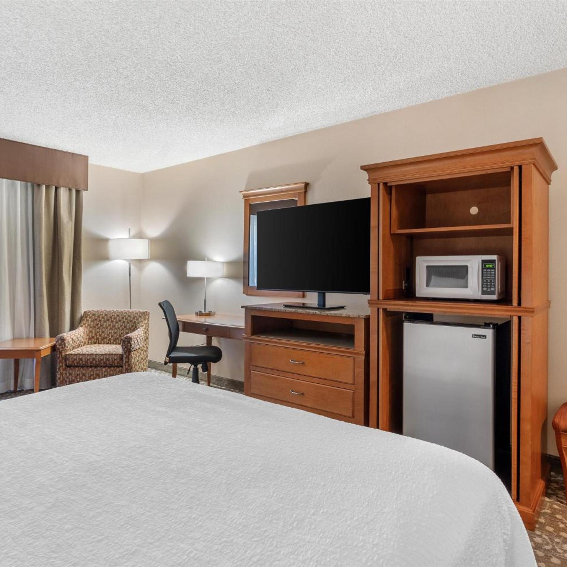 غرفة بسرير كوين بحوض استحمام لذوي الإعاقة، Best Western Plus Oak Harbor Hotel & Conference Center 3/6