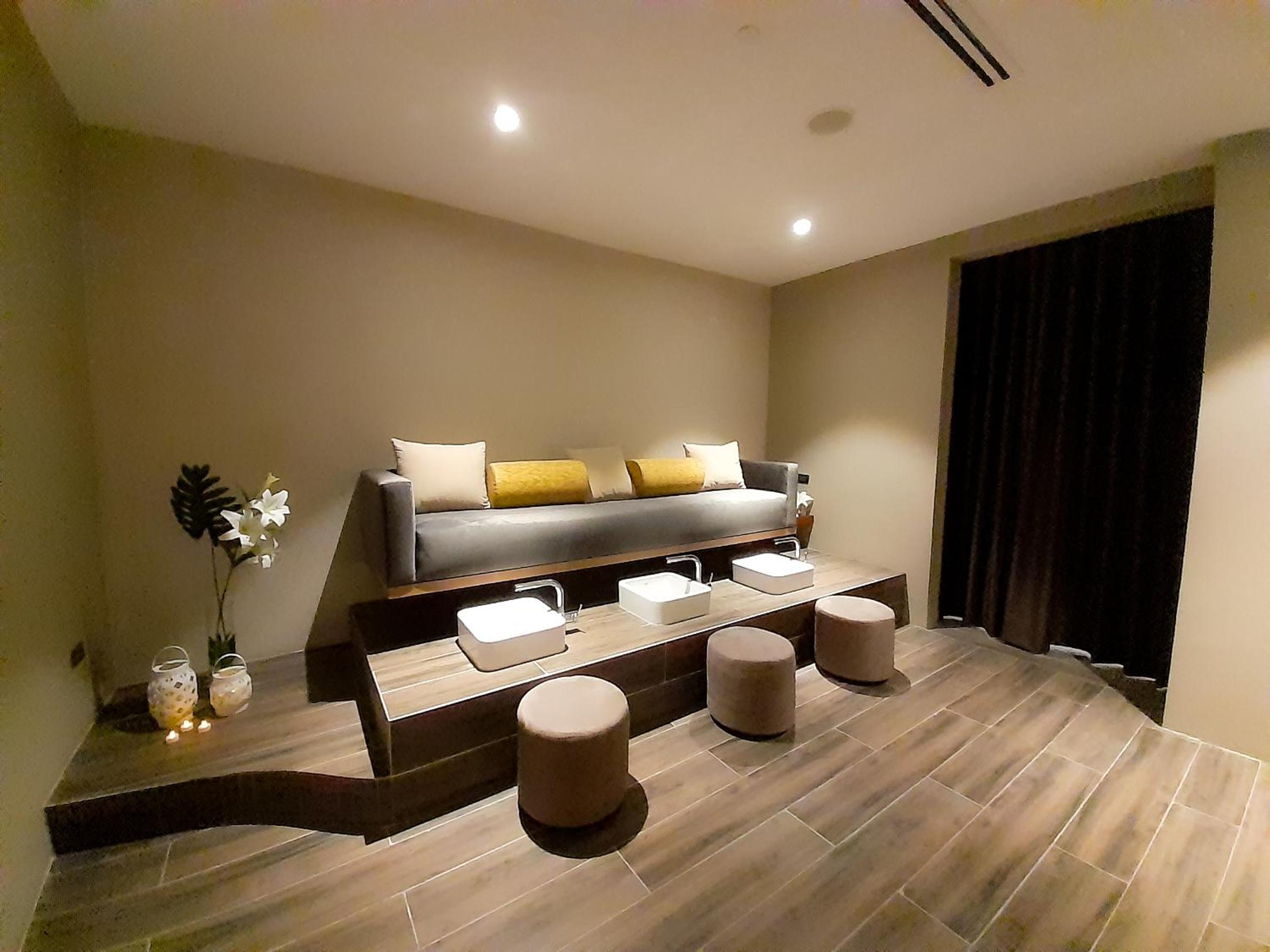 The Excelsior Hotel Las Pinas 20/50