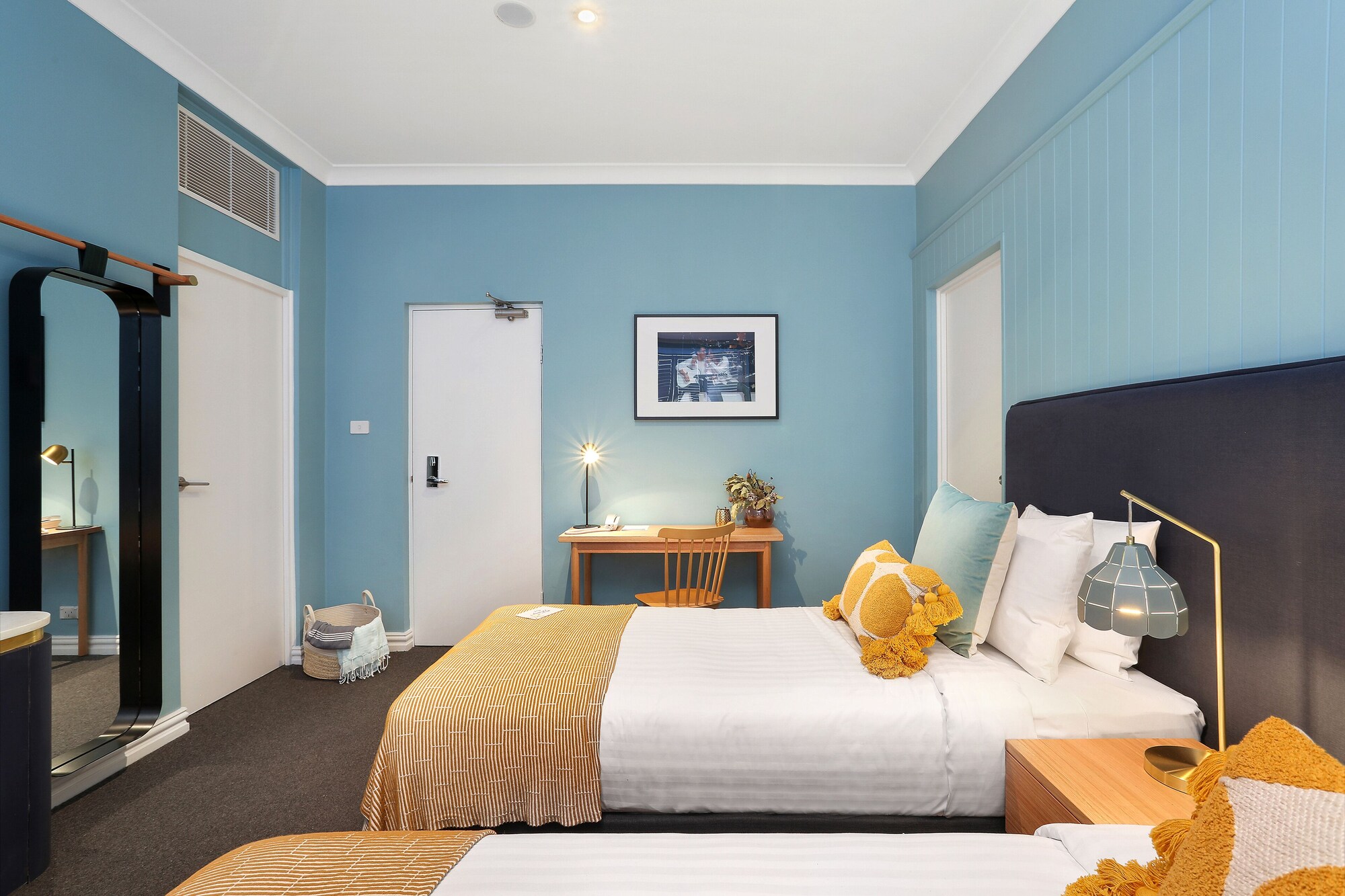 SIGNATURE, BAY, KING BED