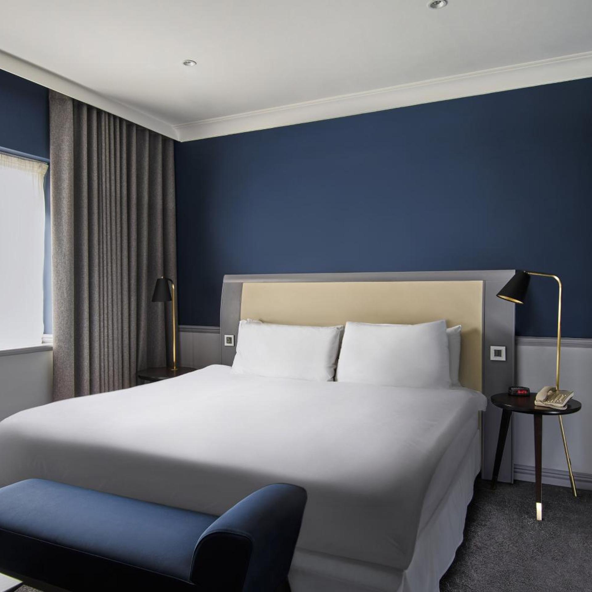 Junior Suite, Queen Bed, Club Lounge Access