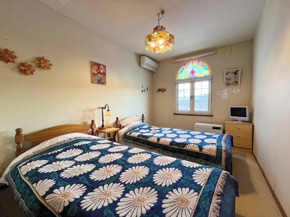 ROOM, TWIN BEDS, SHARED BATHROOM