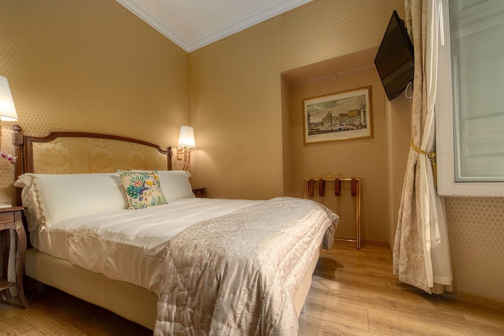 ROOM, QUEEN BED