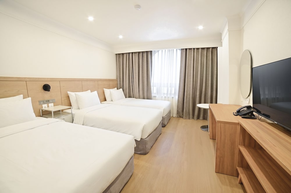 DELUXE, TRIPLE, 3 BEDS, CITY VIEW