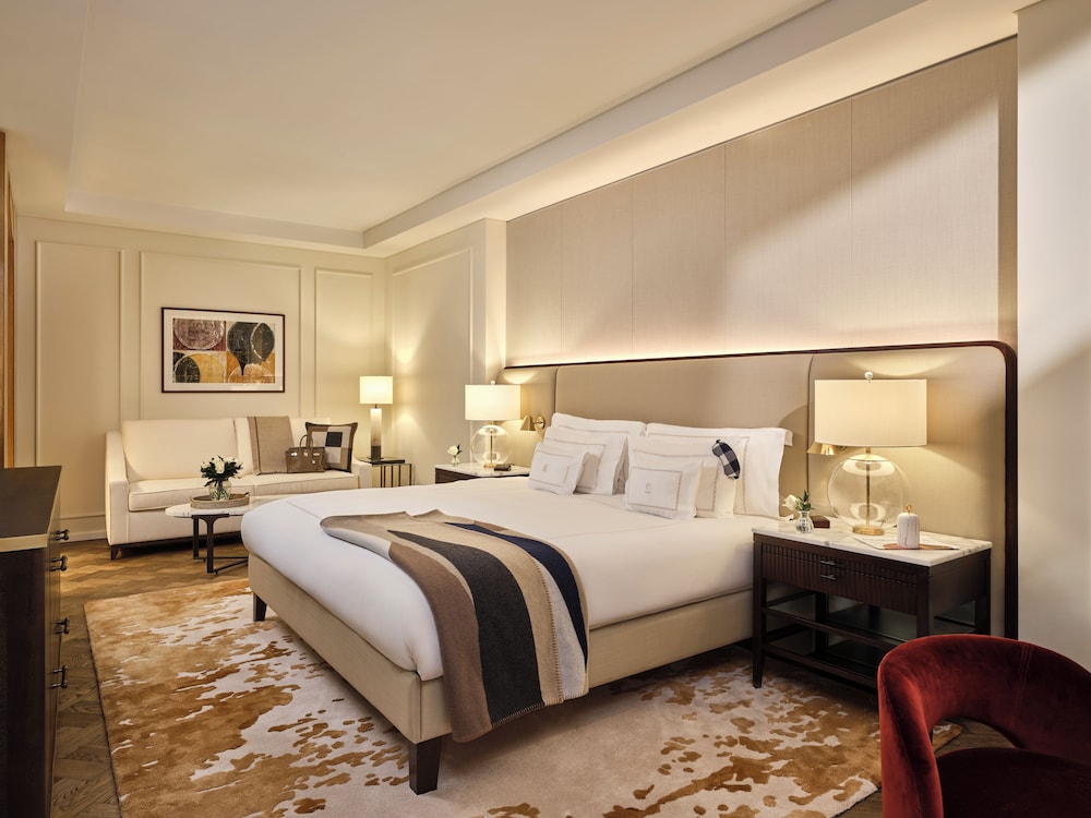 WHITEHALL, SUITE, KING BED