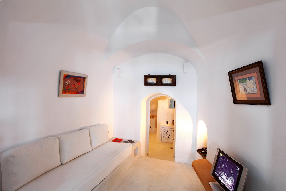 Menias Cave House 10/21