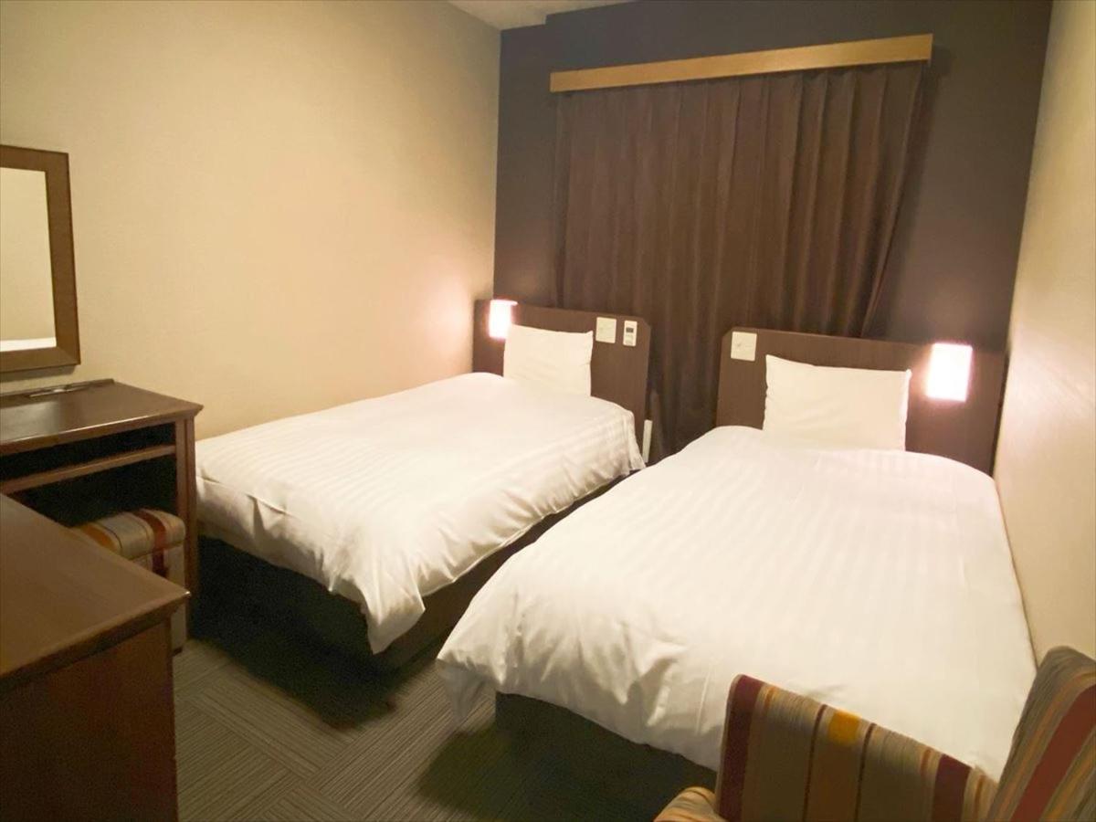 ROOM, TWIN BEDS