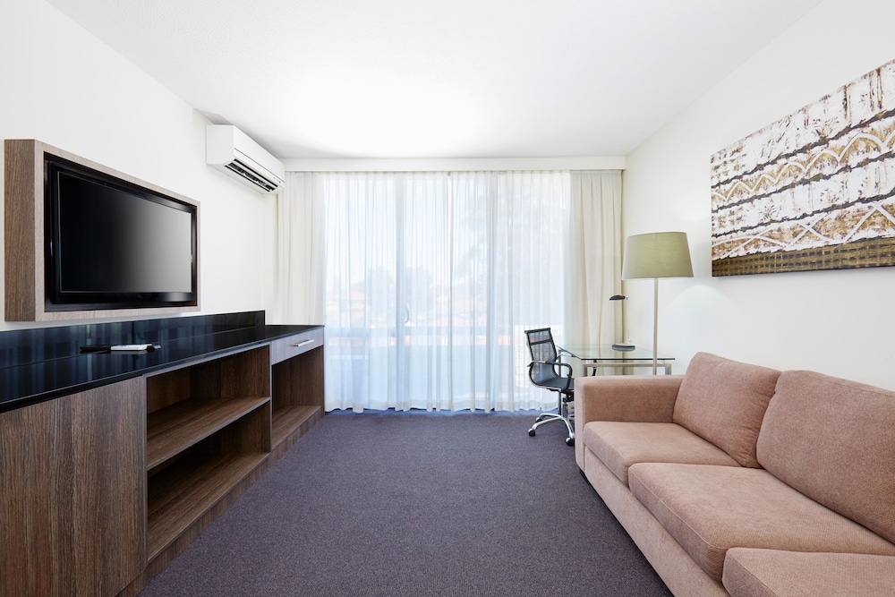 Holiday Inn Warwick Farm 30/69
