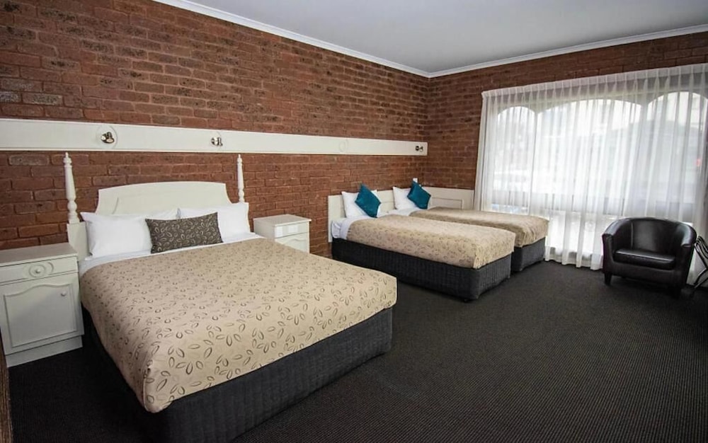 Family, Queen and Twin Beds, Kitchenette