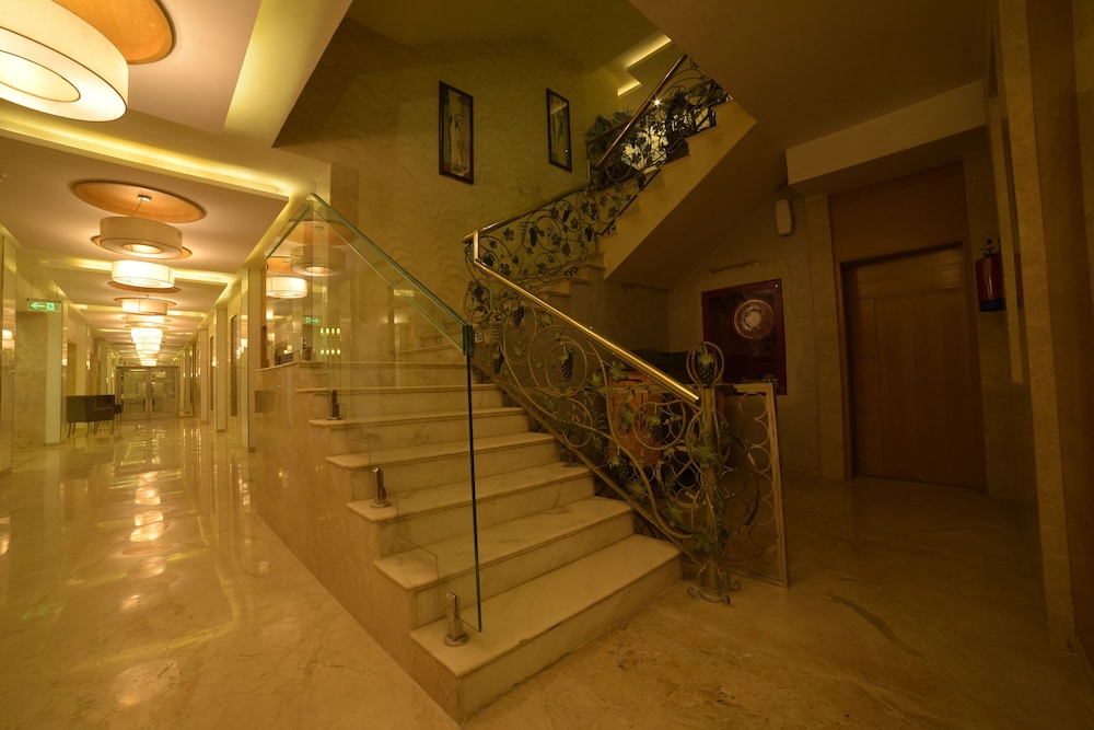 Hotel Babylon Inn 11/24