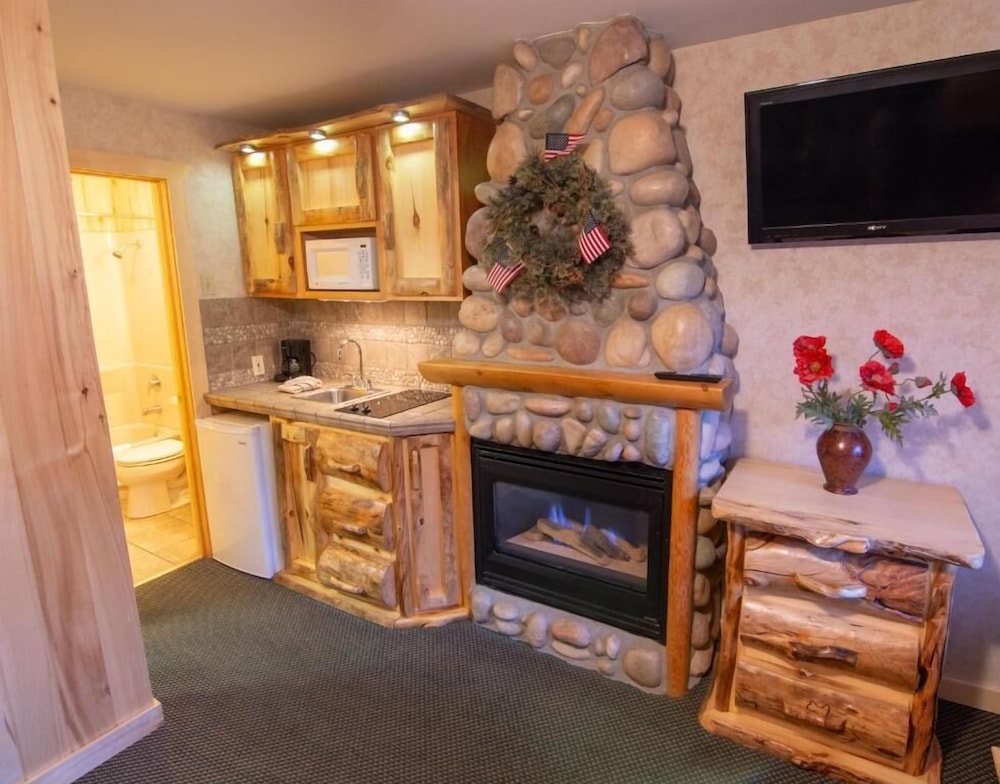 Spirit Lake Lodge and Snowmobile Rentals 38/63