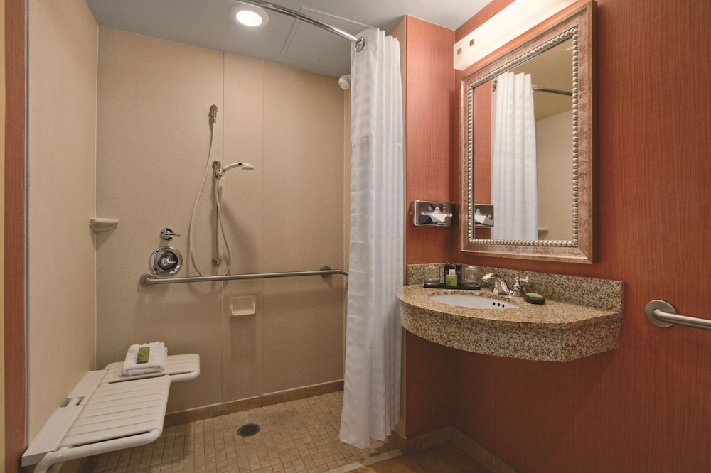 Embassy Suites by Hilton Hampton Convention Center 15/46