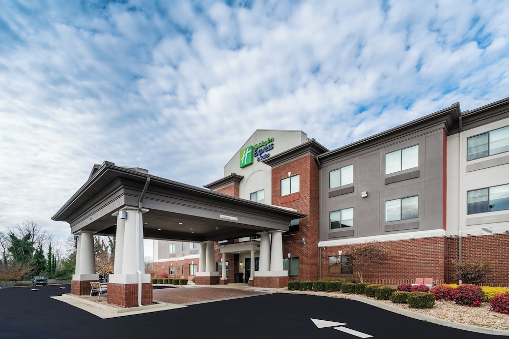 Holiday Inn Express & Suites Rocky Mount/Smith Mtn Lake 2/75