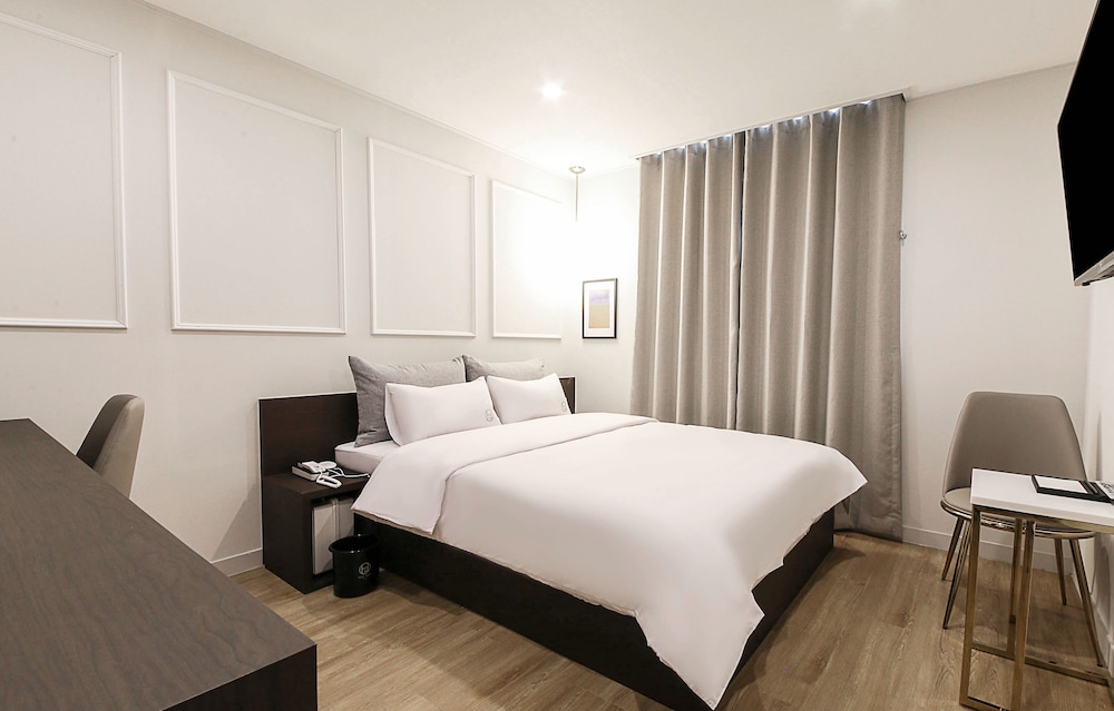 STANDARD, QUEEN BED