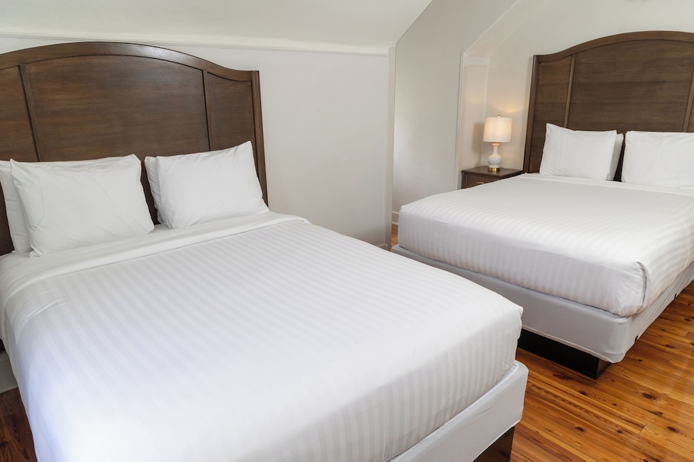 DELUXE, 2 QUEEN BEDS