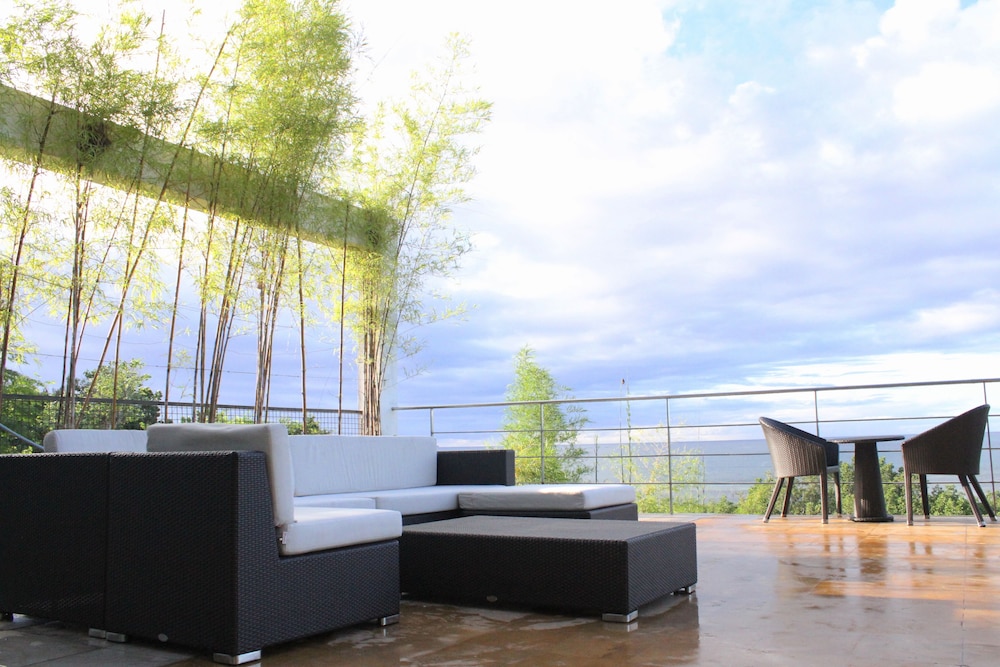 Ocean Suites Boutique Hotel 11/66