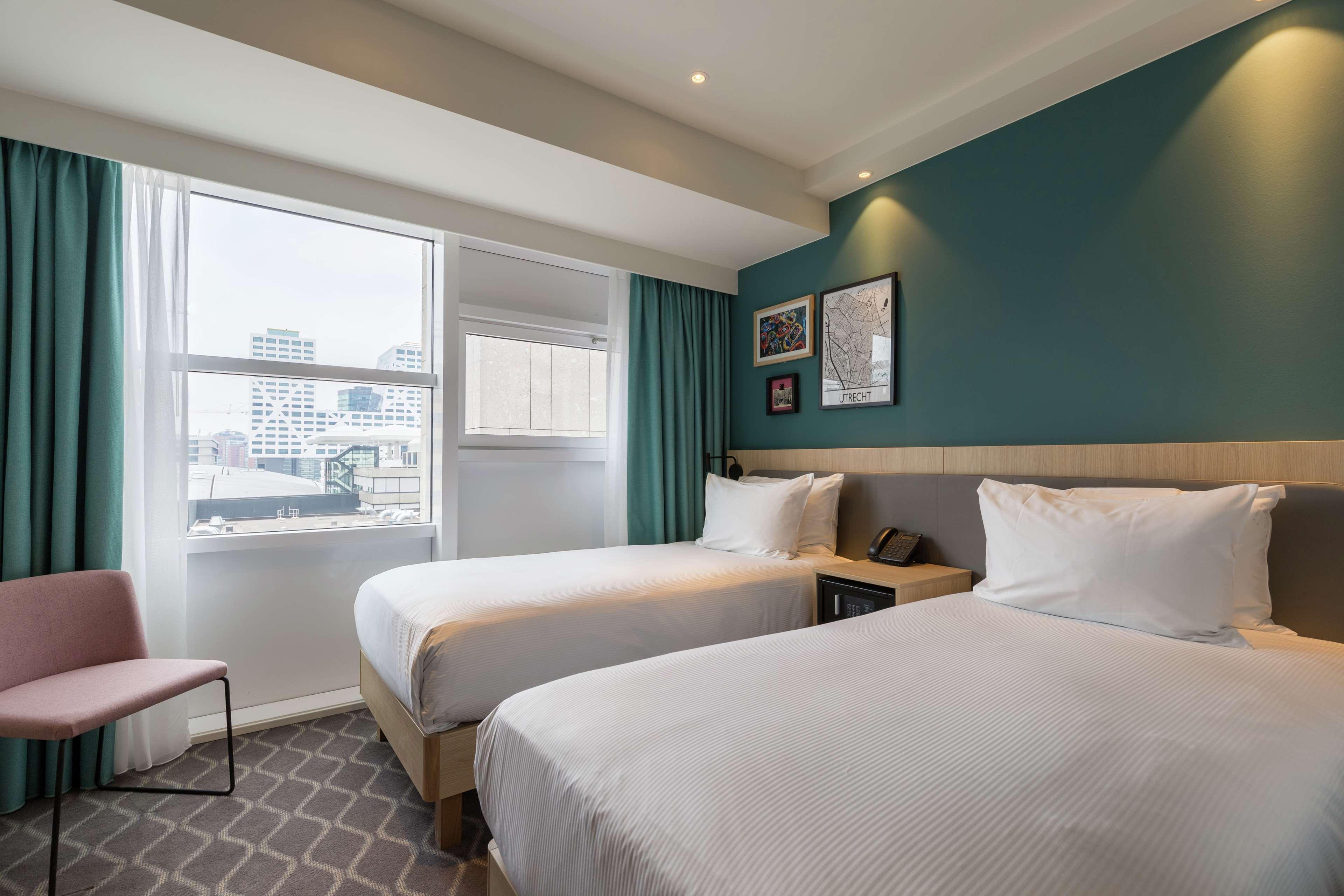 ROOM, TWIN BEDS