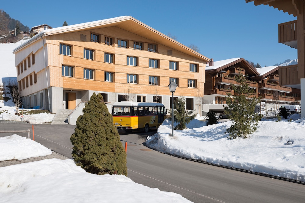 Saanen Gstaad Youth Hostel 36/41