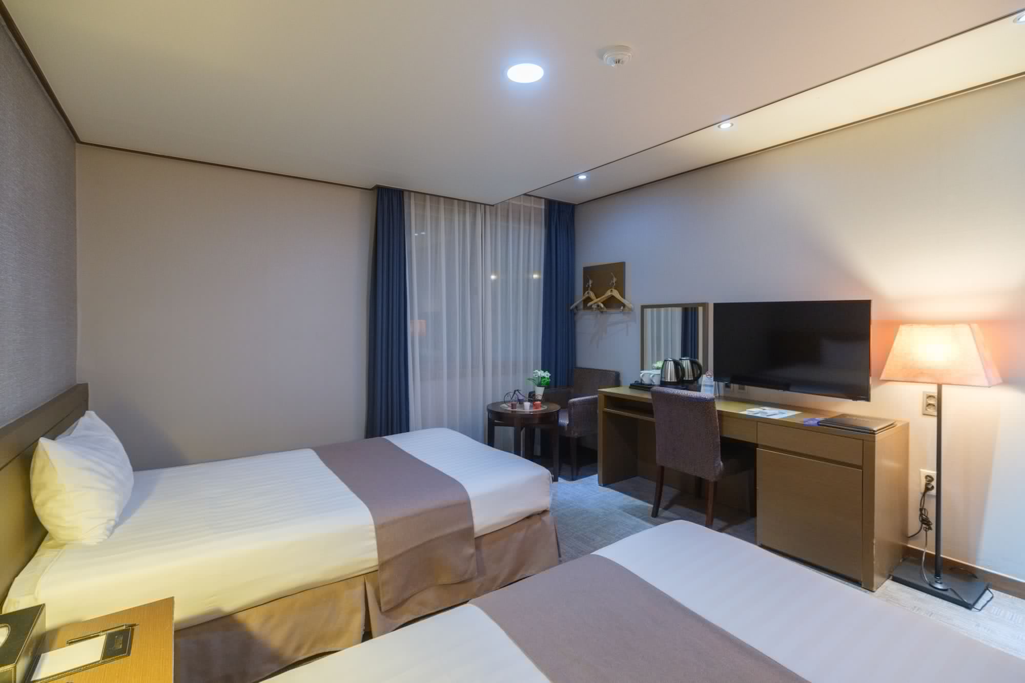 DELUXE, TWIN BEDS, PARTIAL OCEAN OR CITY VIEW