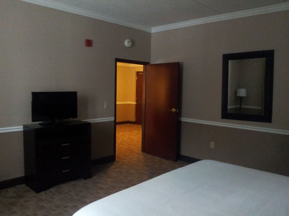 Belvedere Inn 32/42