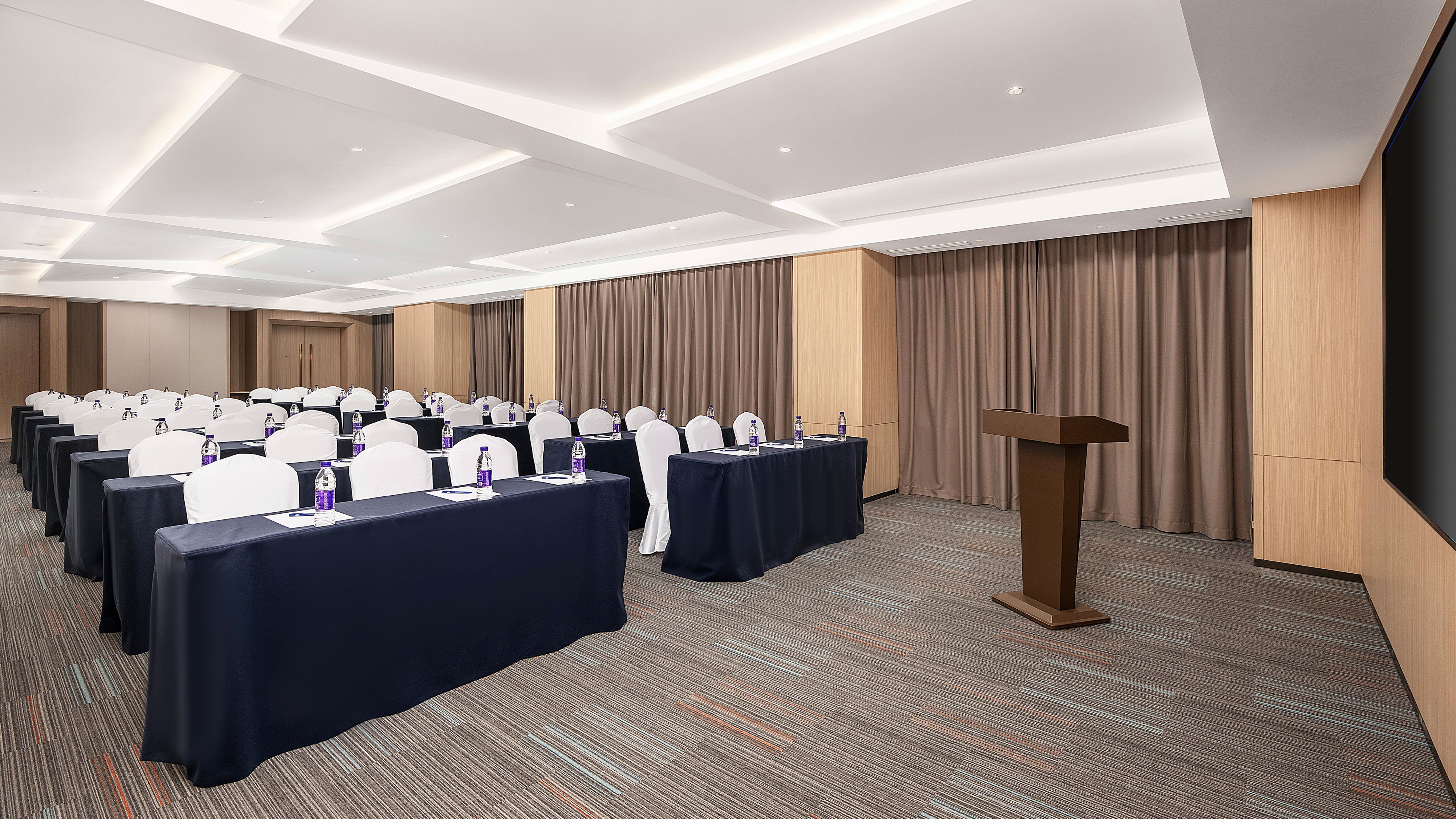 Holiday Inn Express Qingdao Hongdao Station 20/20