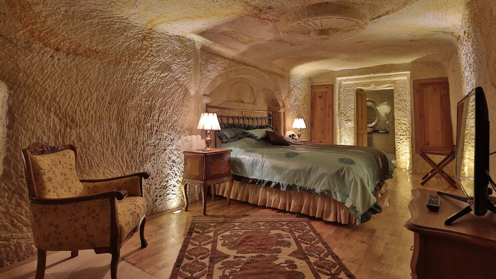 Golden Cave Suites 7/55