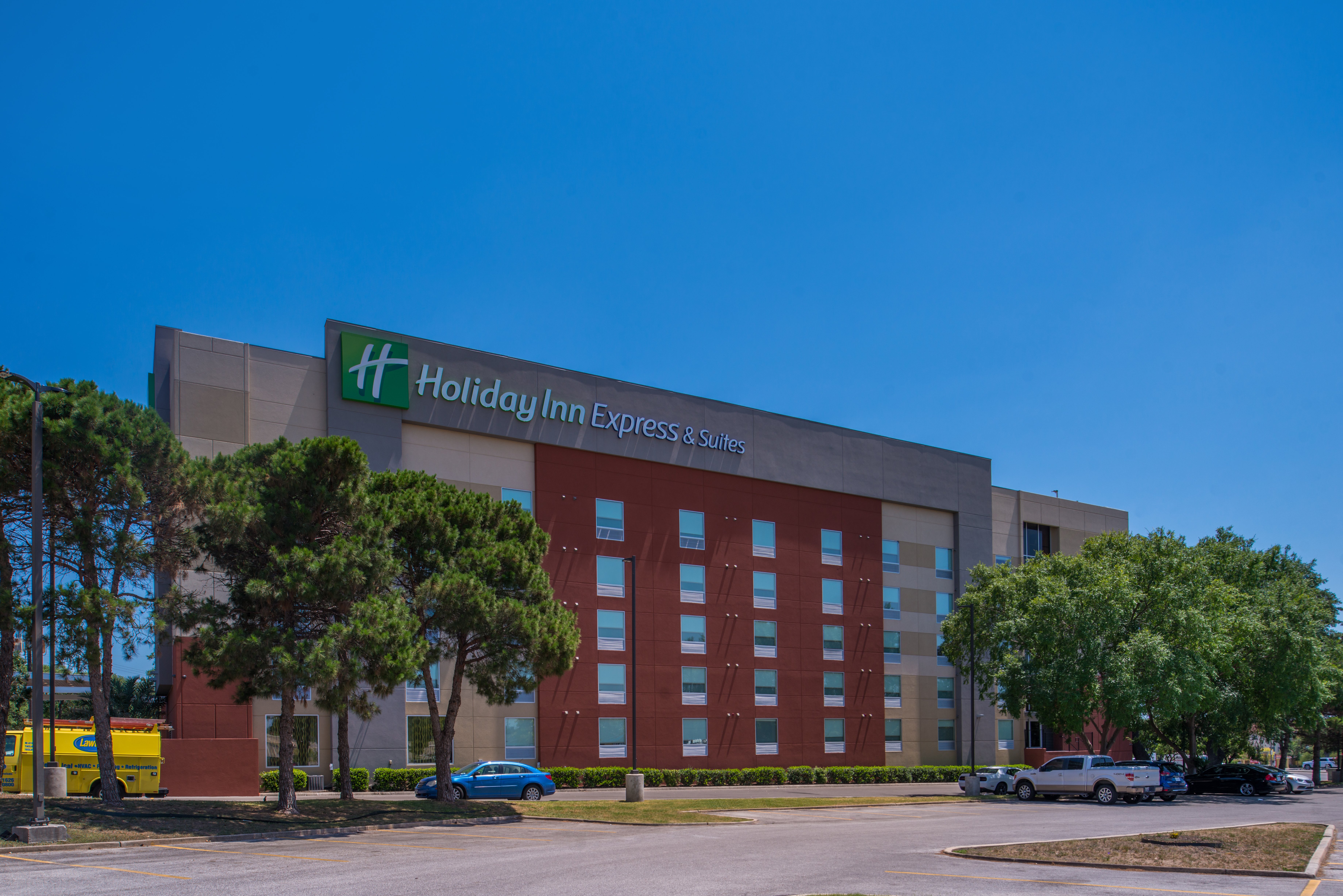 Holiday Inn Express & Suites San Antonio Medical-Six Flags 67/74