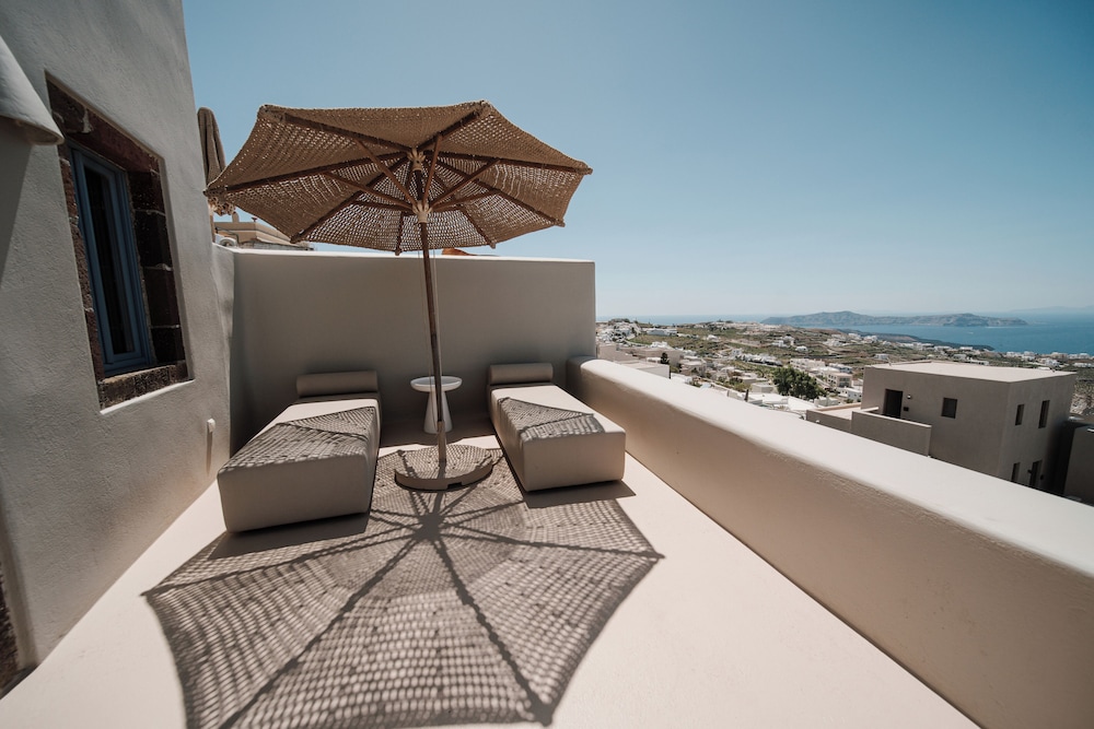 Luna Santorini Suites 4/50