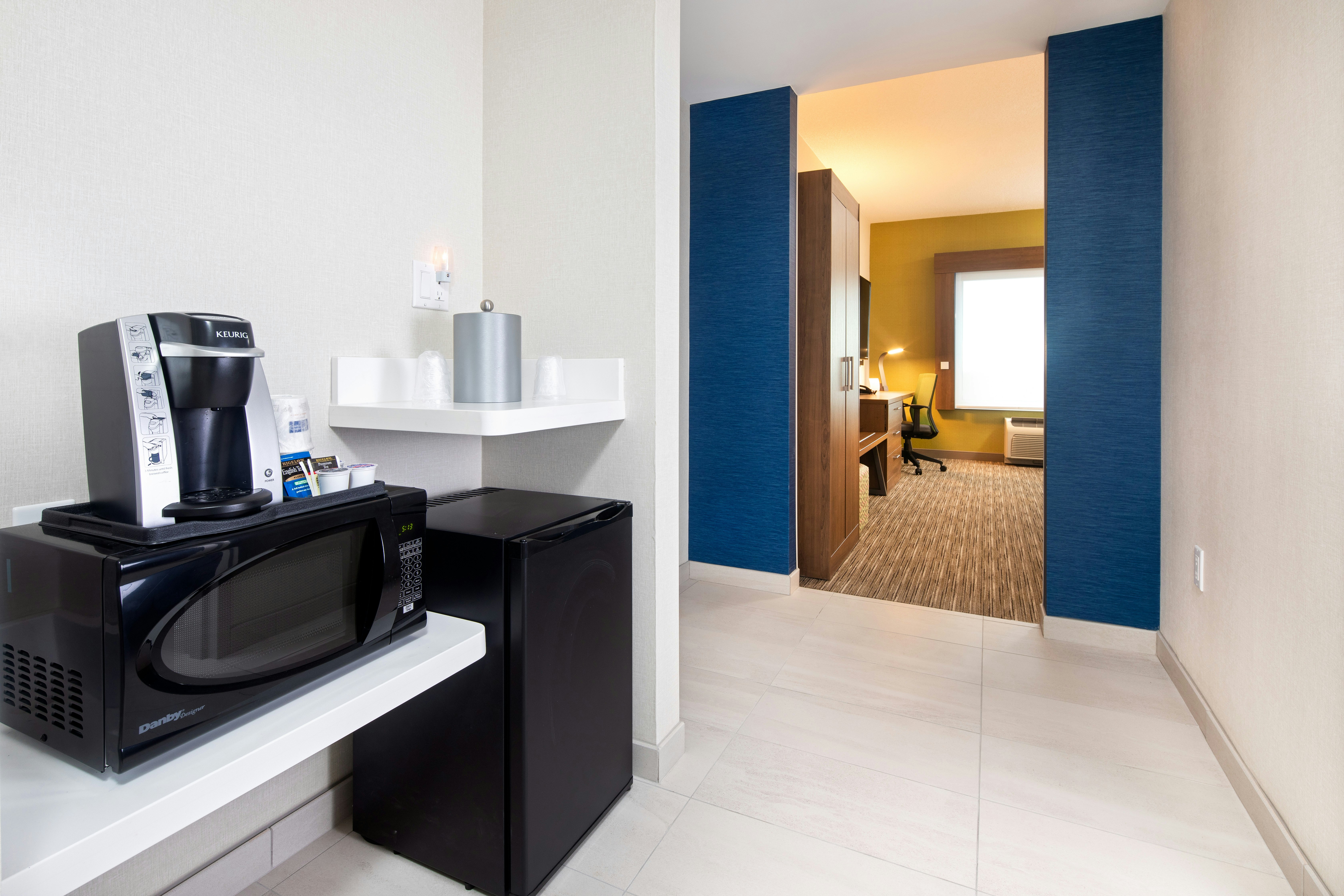 Holiday Inn Express Halifax Airport 37/65