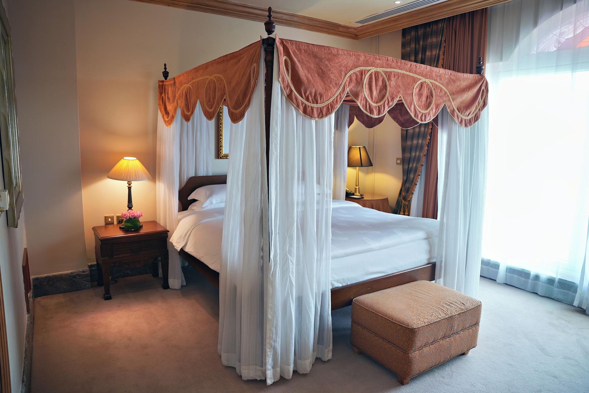 3 Bedrooms, Crown, Suite