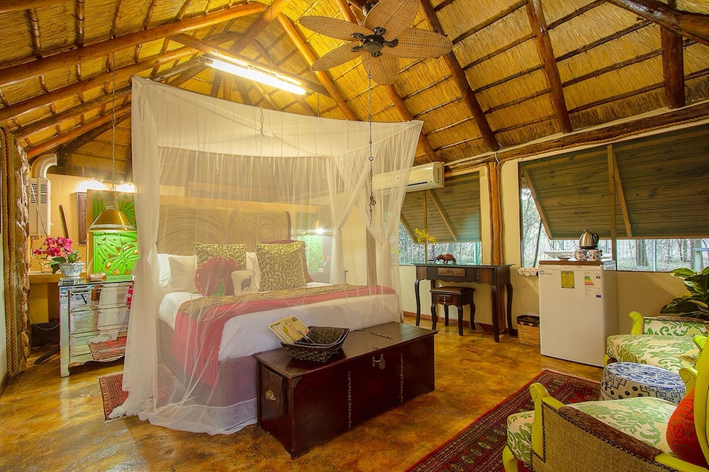 ROOM, TWIN BEDS